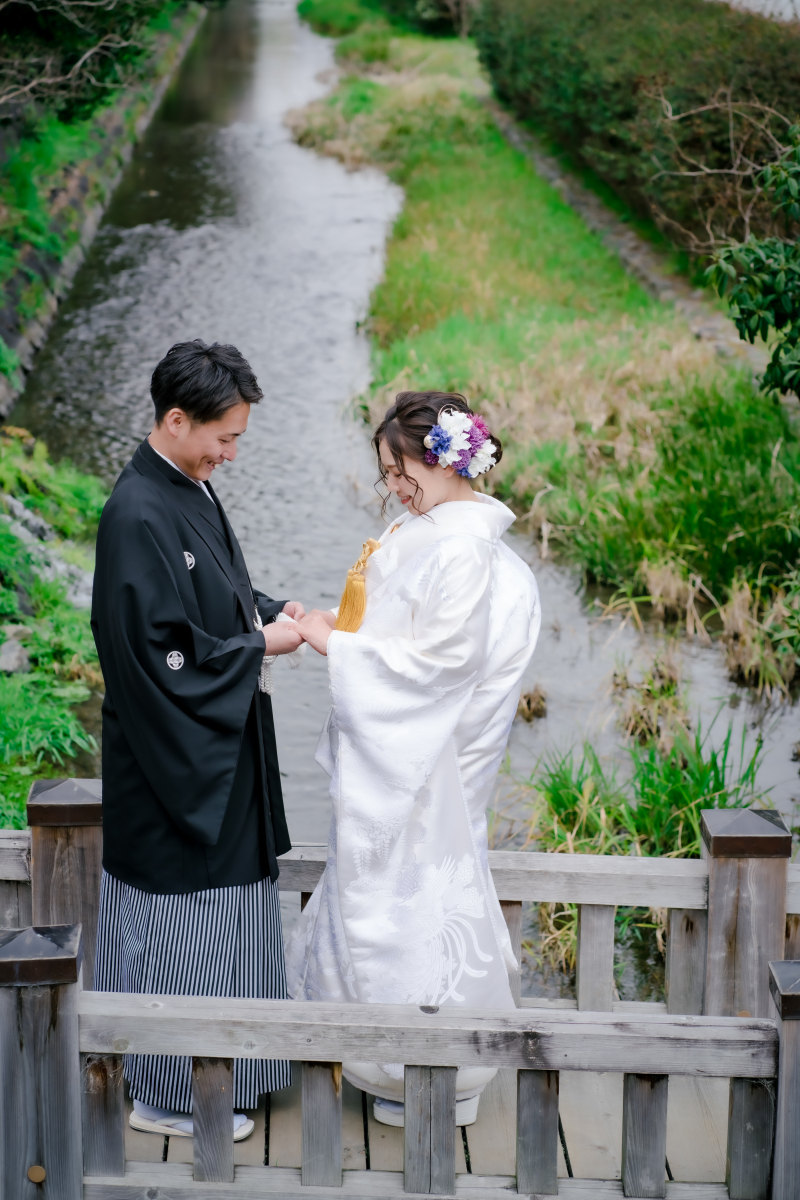 手を取り合う全身ショット！