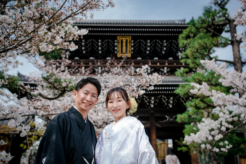 山門をバックに！