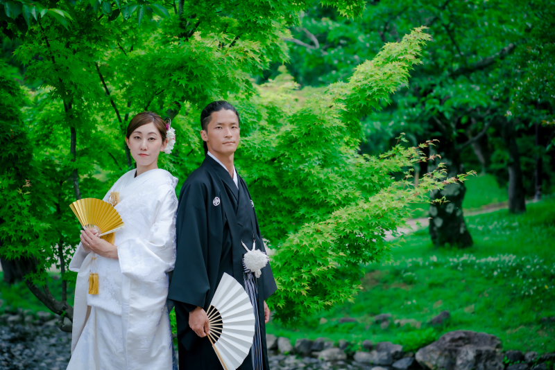 扇子を使ってポージング！