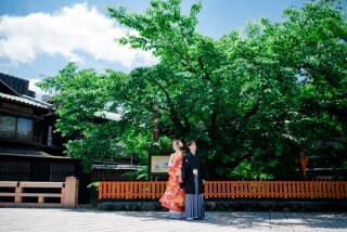 鮮やかな緑と風情ある祇園の街並み