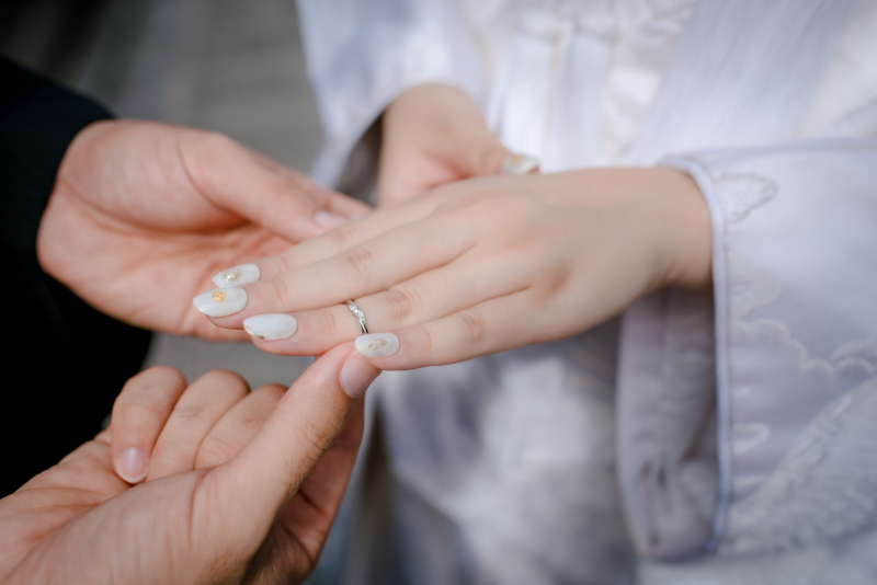指輪はめる手元ショット