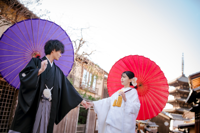 番傘を持って見つめ合うお二人