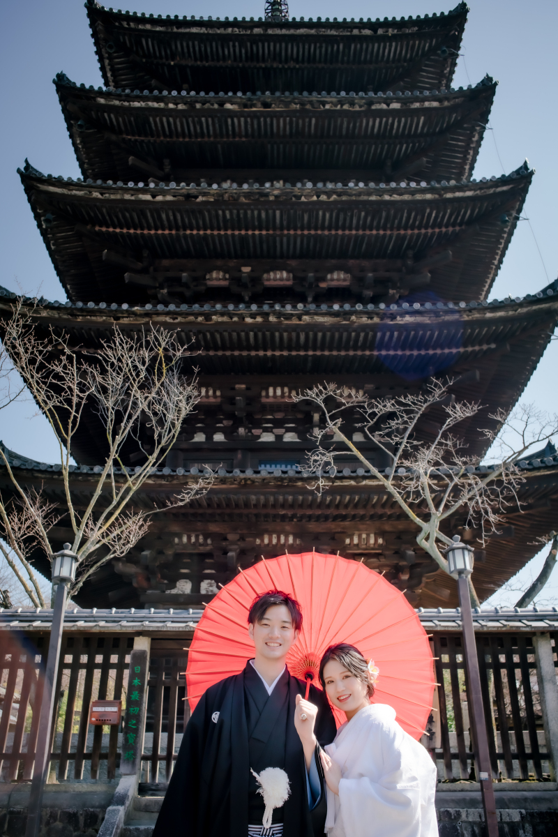 迫力ある塔をバックに