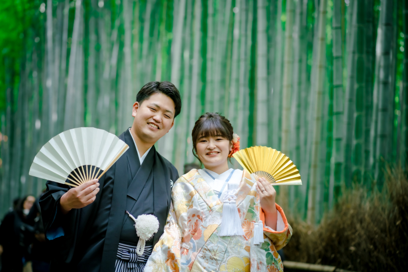 扇子を広げてにこやかに♪