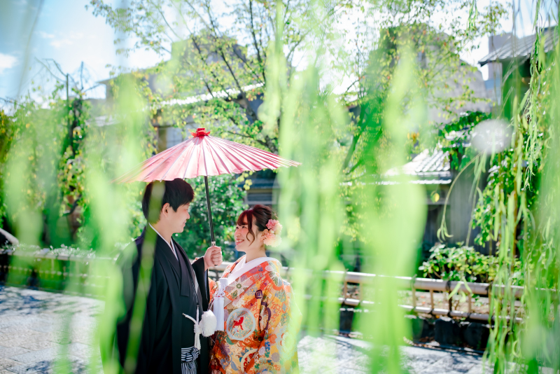 柳越しのお二人