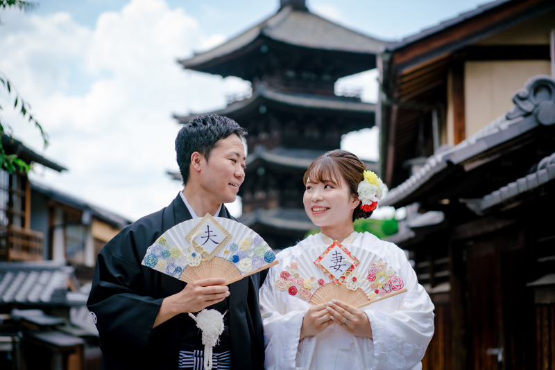 扇子で可愛くポージング♪