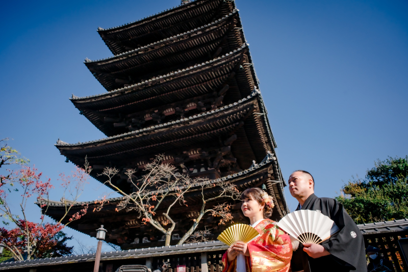 五重の塔を背景に