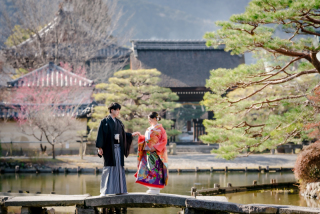 梅の花咲く庭園で