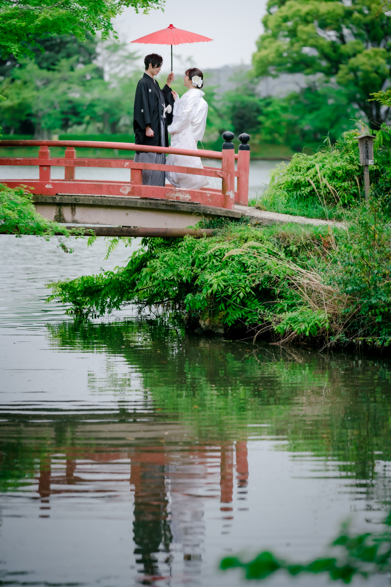 橋の上で番傘を