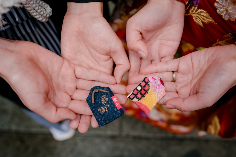 手元&times;御守り