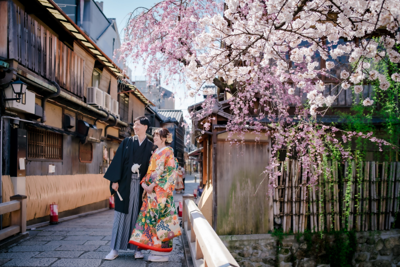 街並みと桜の花