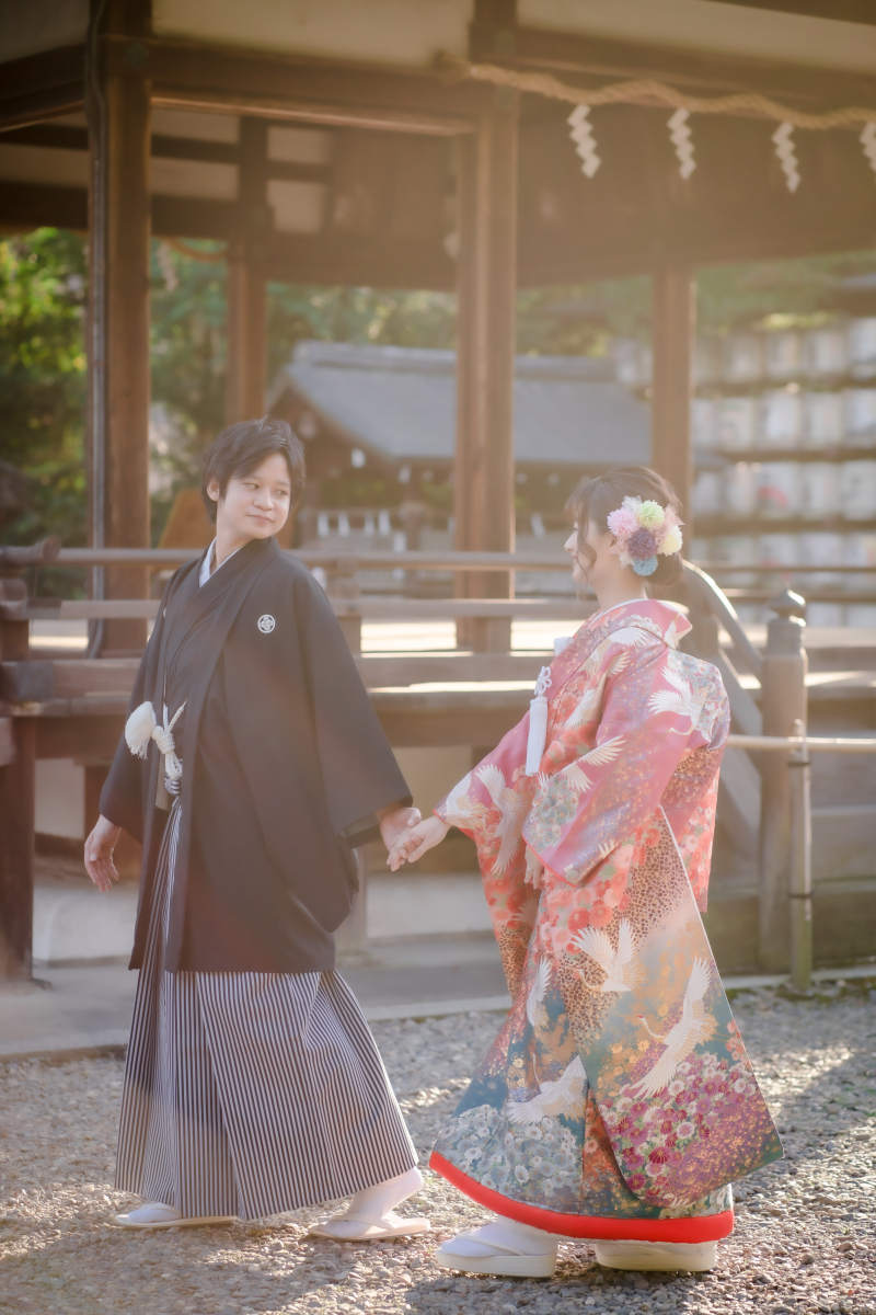 境内を歩くお二人