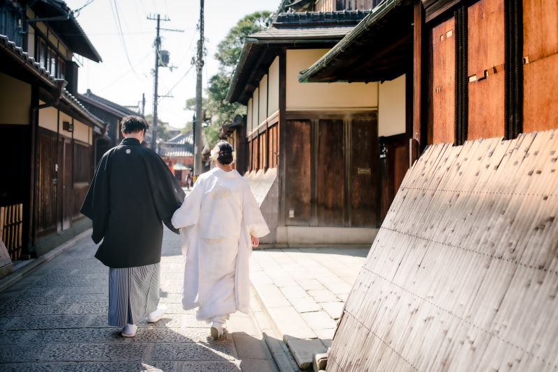 歩いていくお二人