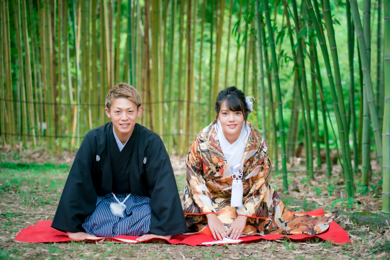 正座のショットも！