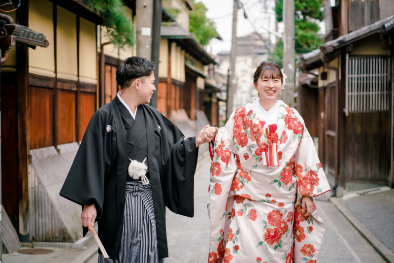 手を取り歩くお二人♪