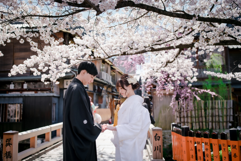 手を取りあって