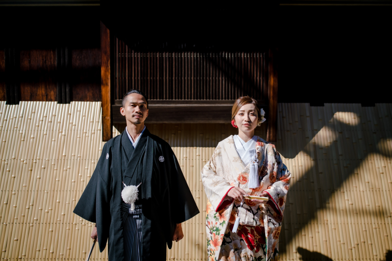 京町屋をバックに