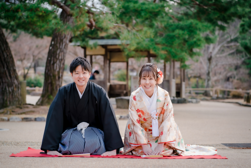 座りのショットも！