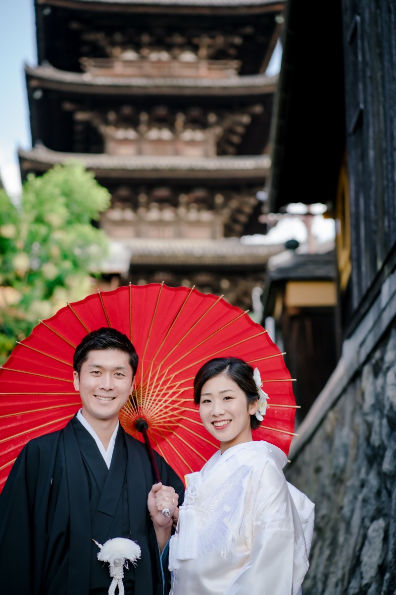 番傘が映える八坂の塔