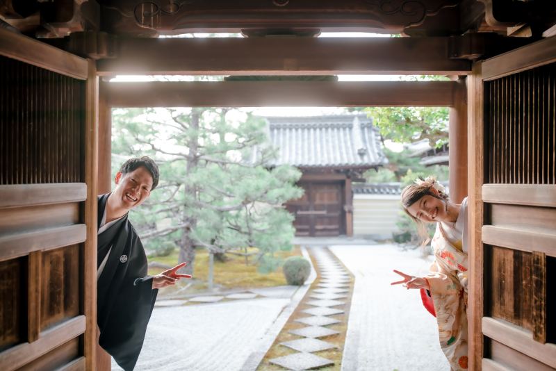 門からひょっこり！