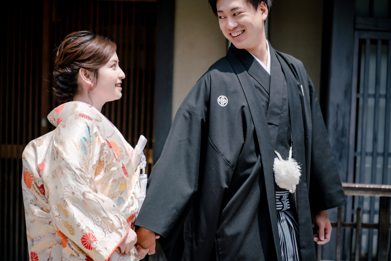 手を引きながら