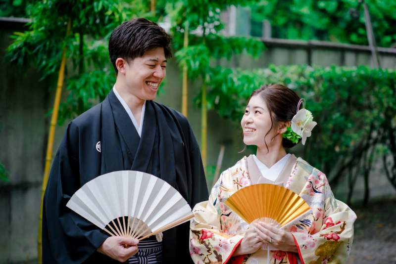 扇子を広げ撮影！