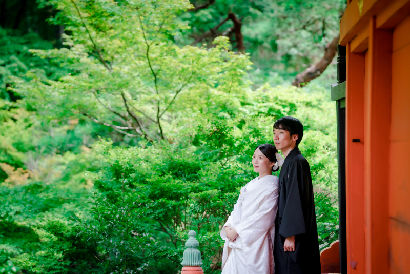 朱色の建物と青紅葉