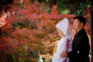 紅葉の寺院と京都の街並み