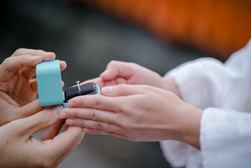 指輪を受け取るシーンをパシャリ♪