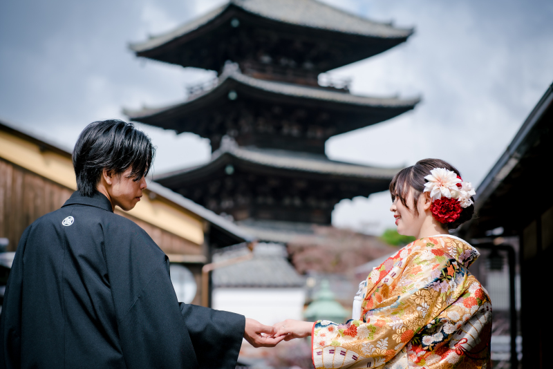 手を取り合って