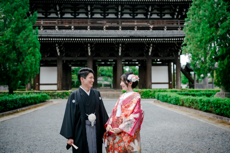 大きな門の前で