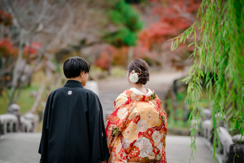 柳越しの後ろ姿！