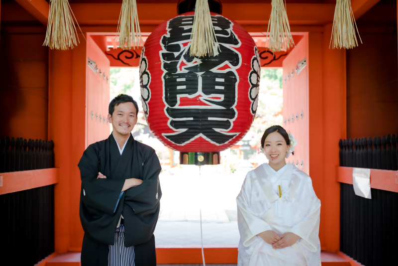 大きな提灯と朱色の門