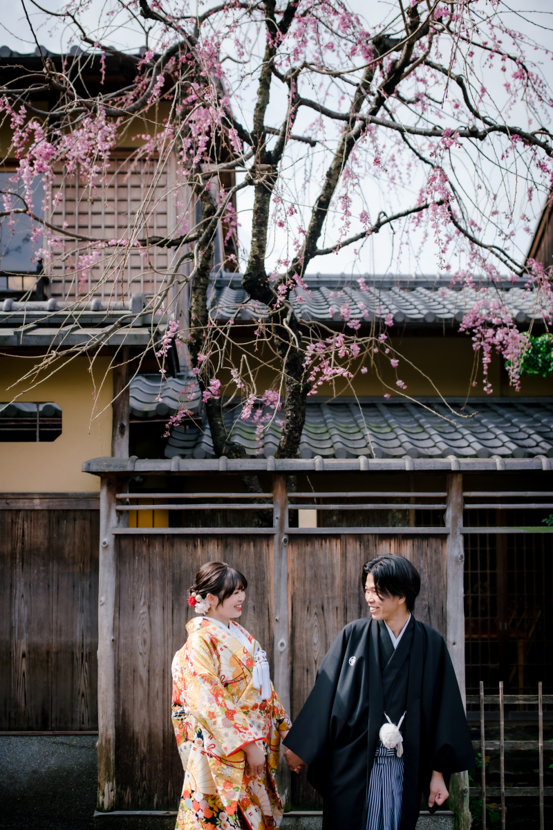 桜と歩くおふたり
