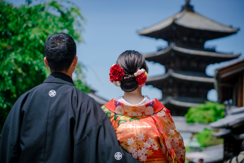 後ろ姿と八坂の塔