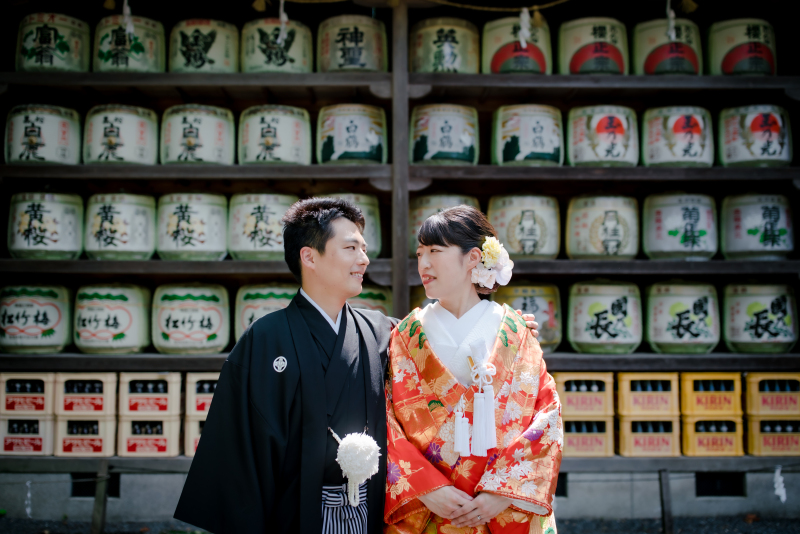 酒樽をバックに！