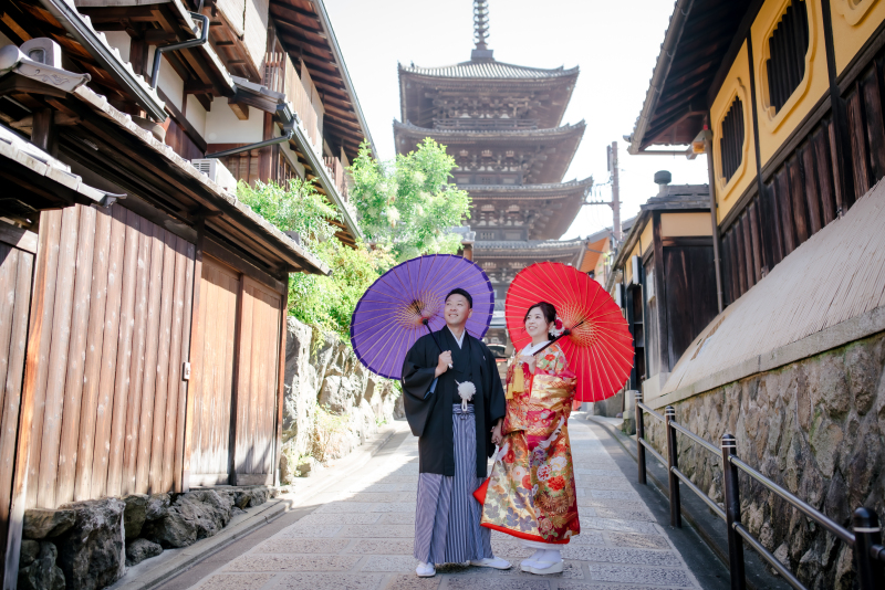 五重の塔と街並みとお二人