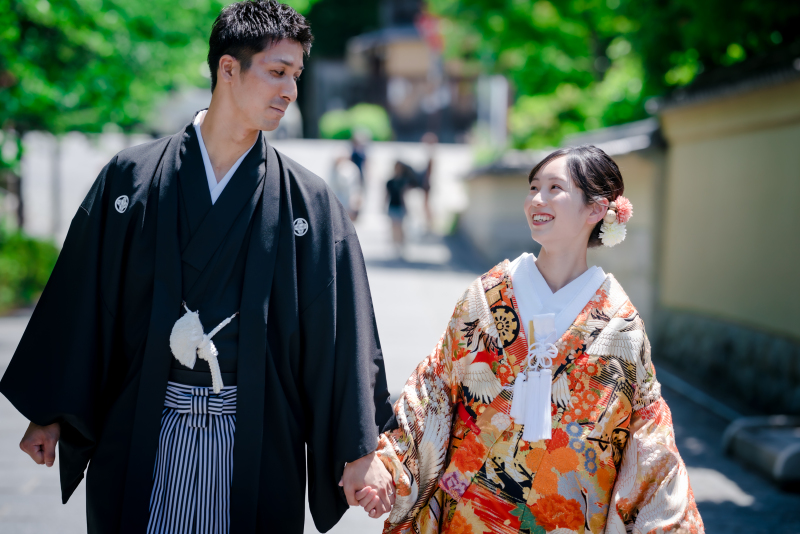 手をつないで…