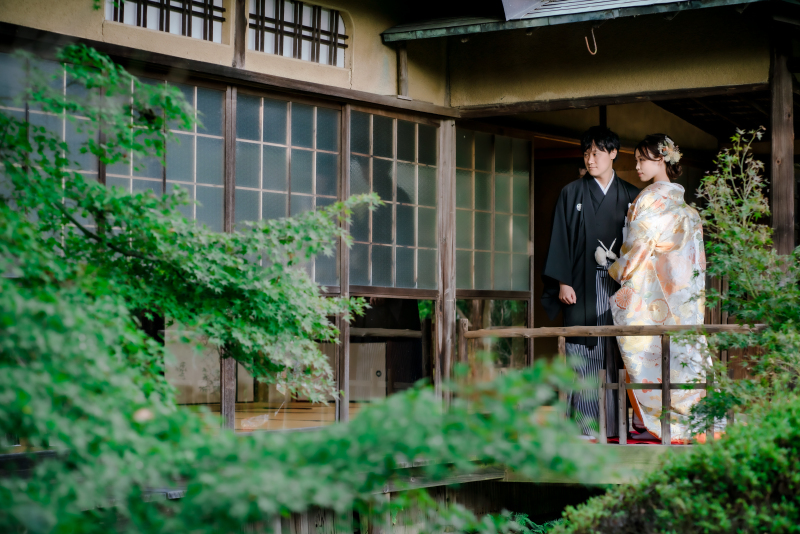 目線を外して...