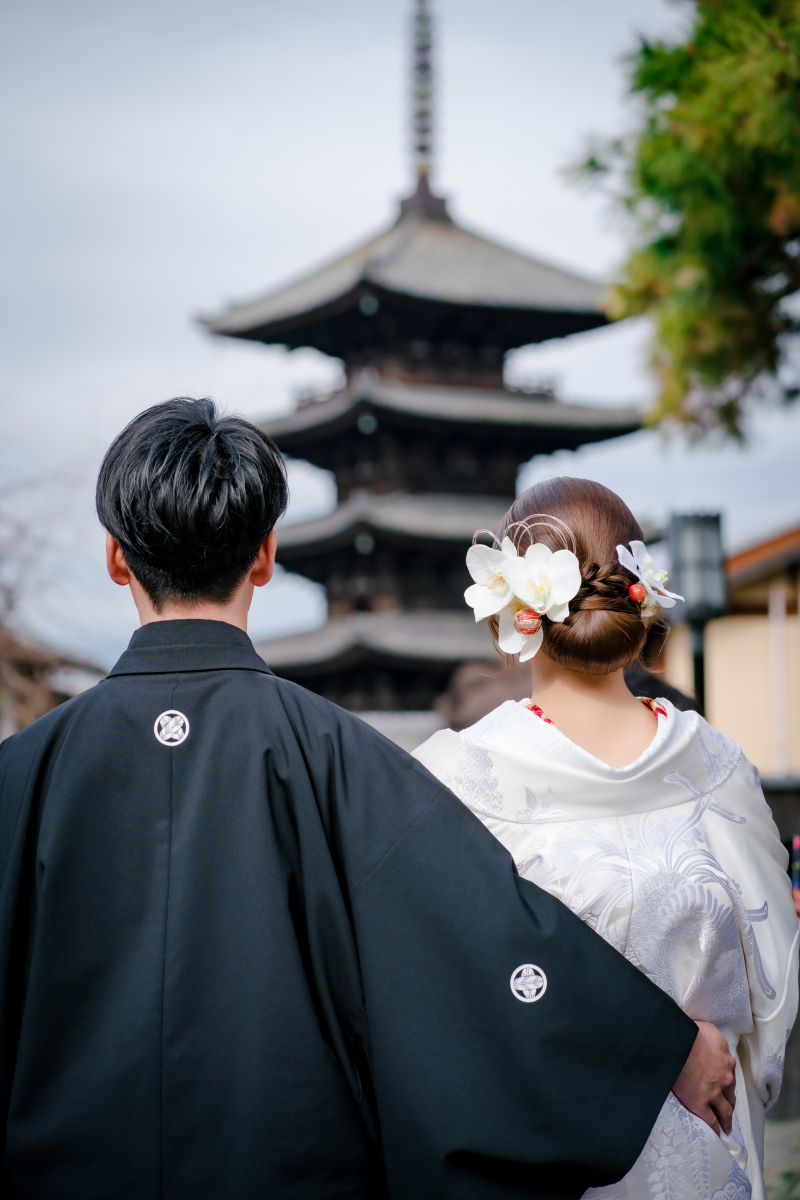 後ろ姿と五重の塔