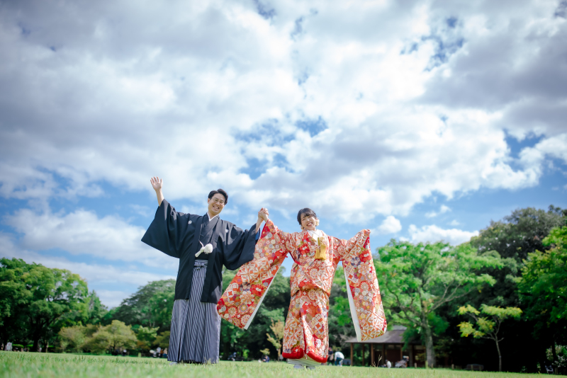 芝生ではしゃぐお二人♪