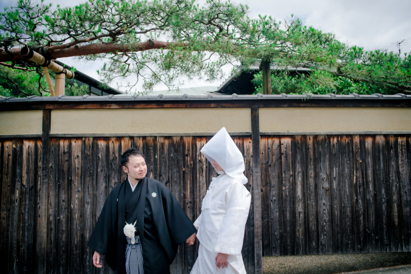 歩いていくお二人