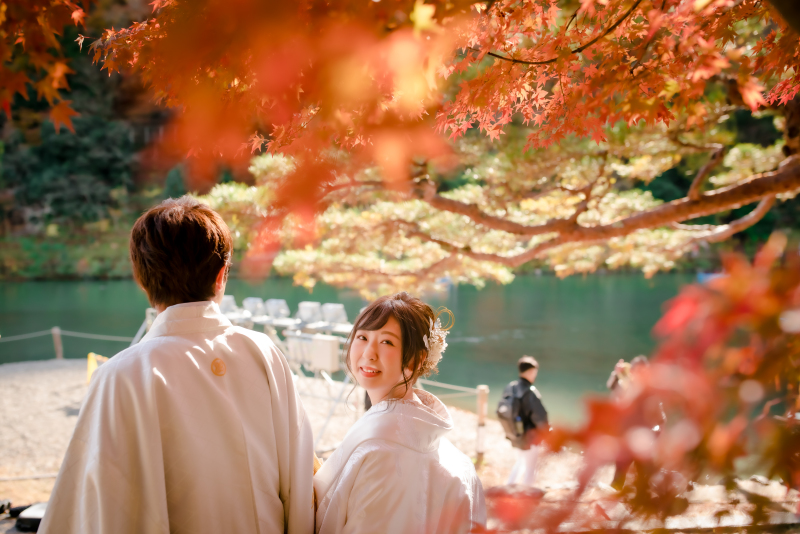 紅葉と川の流れ