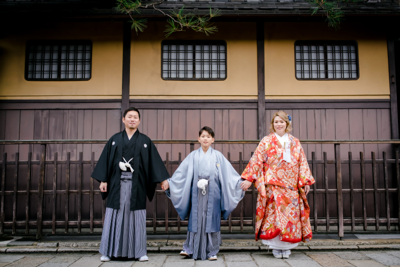 3人手を取り合って...