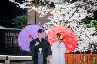 桜咲く祇園の街並み