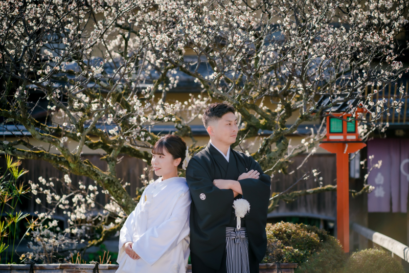 梅をバックに♪