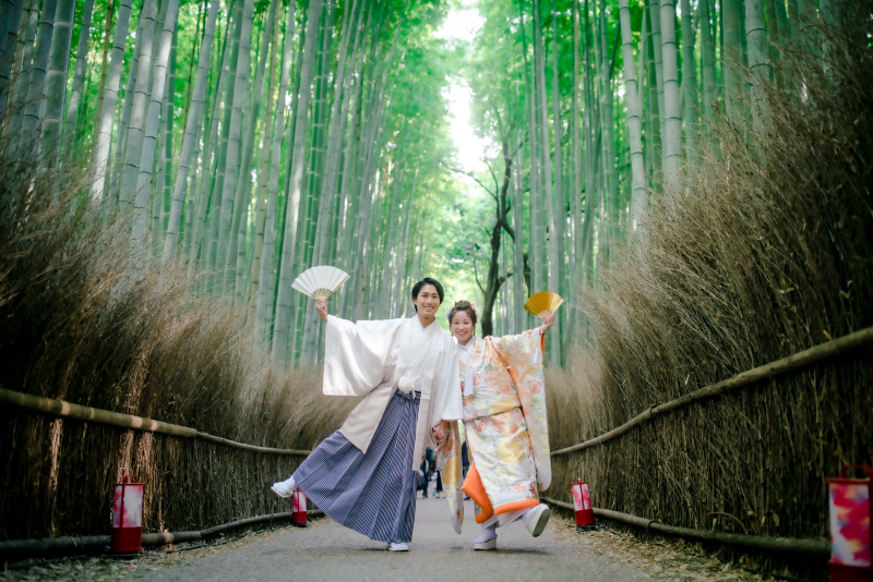 元気よくバンザイ！