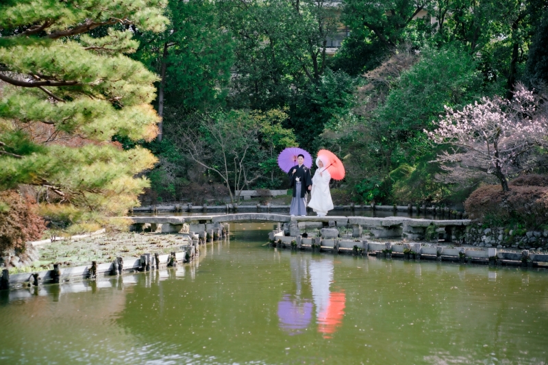石の橋とお二人を映し出す水面
