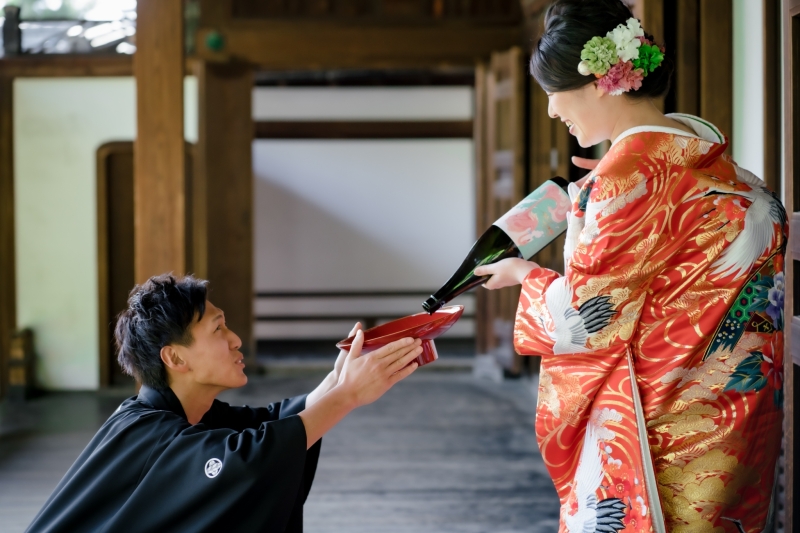 大きな盃と一升瓶