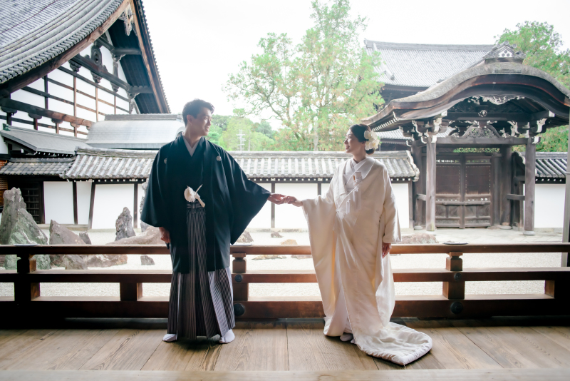 手を取り合って